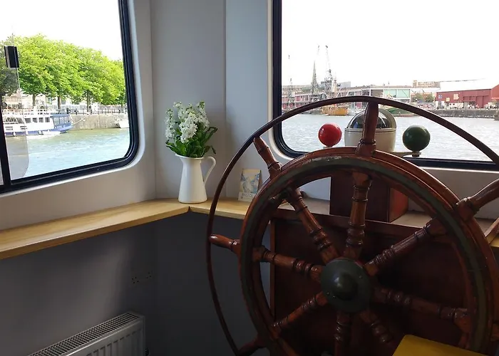 Kyle Blue - Harbour Luxury BoatHostel